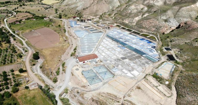 Erzincan’ın Kemah ilçesine bağlı Kömür köyünde 450 yıllık tuz ocağı üretime devam ediyor. Bunaltıcı sıcaklar 3 bin yıllık "Kemah tuzu"na bereket getirdi.