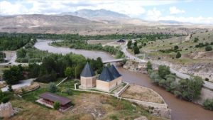 Urartulardan günümüze kadar birçok medeniyete ev sahipliği yapan Erzincan'ın Kemah ilçesinde, Gülabibey Cami, Sultan Ahmet Mengücek Gazi Türbesi, Kemah Kalesi, Bey Cami gibi önemli tarihi eserler bulunuyor.